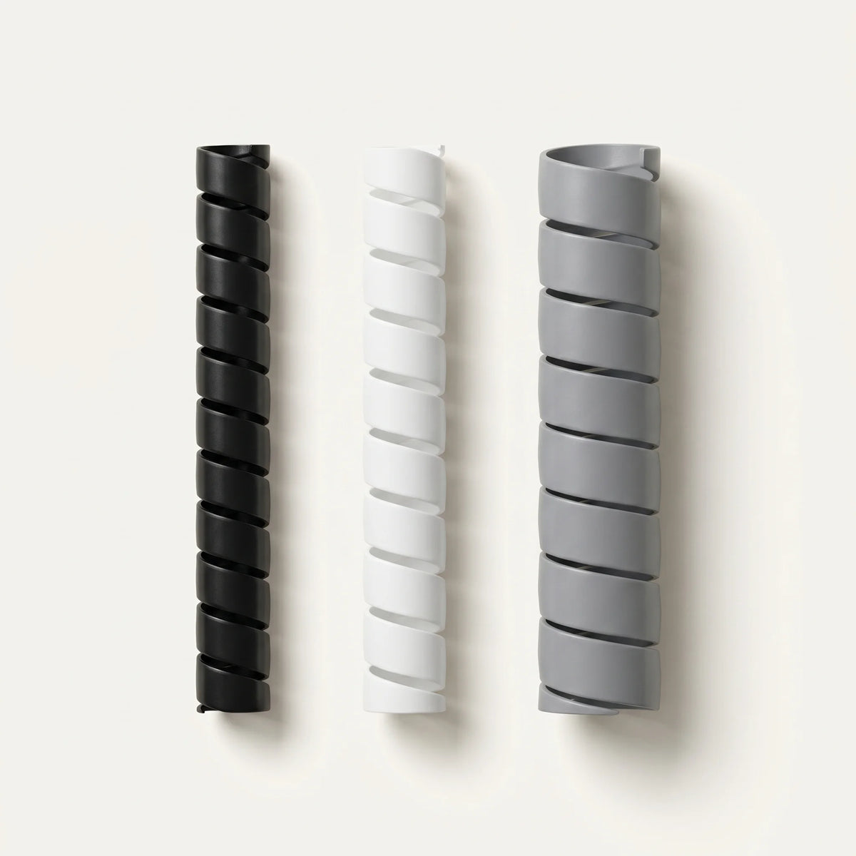Gaine spiralée cache-câbles ProSetup en plastique flexible noir, enroulée, packshot sur fond clair