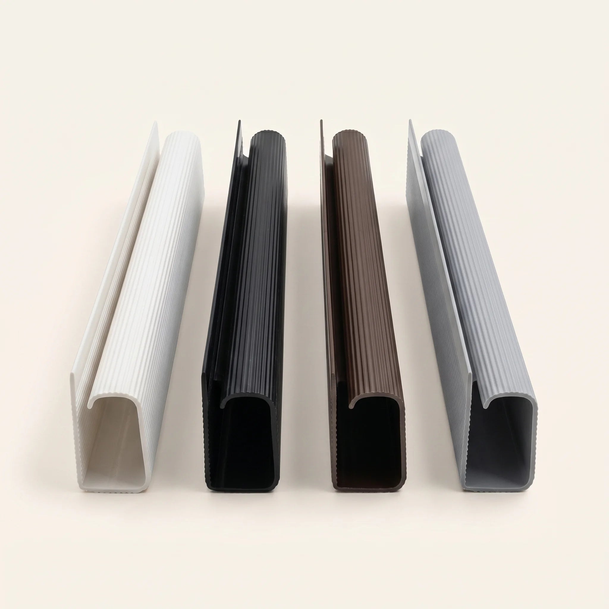 Goulotte cache-câbles adhésive ProSetup en PVC blanc, packshot sur fond clair